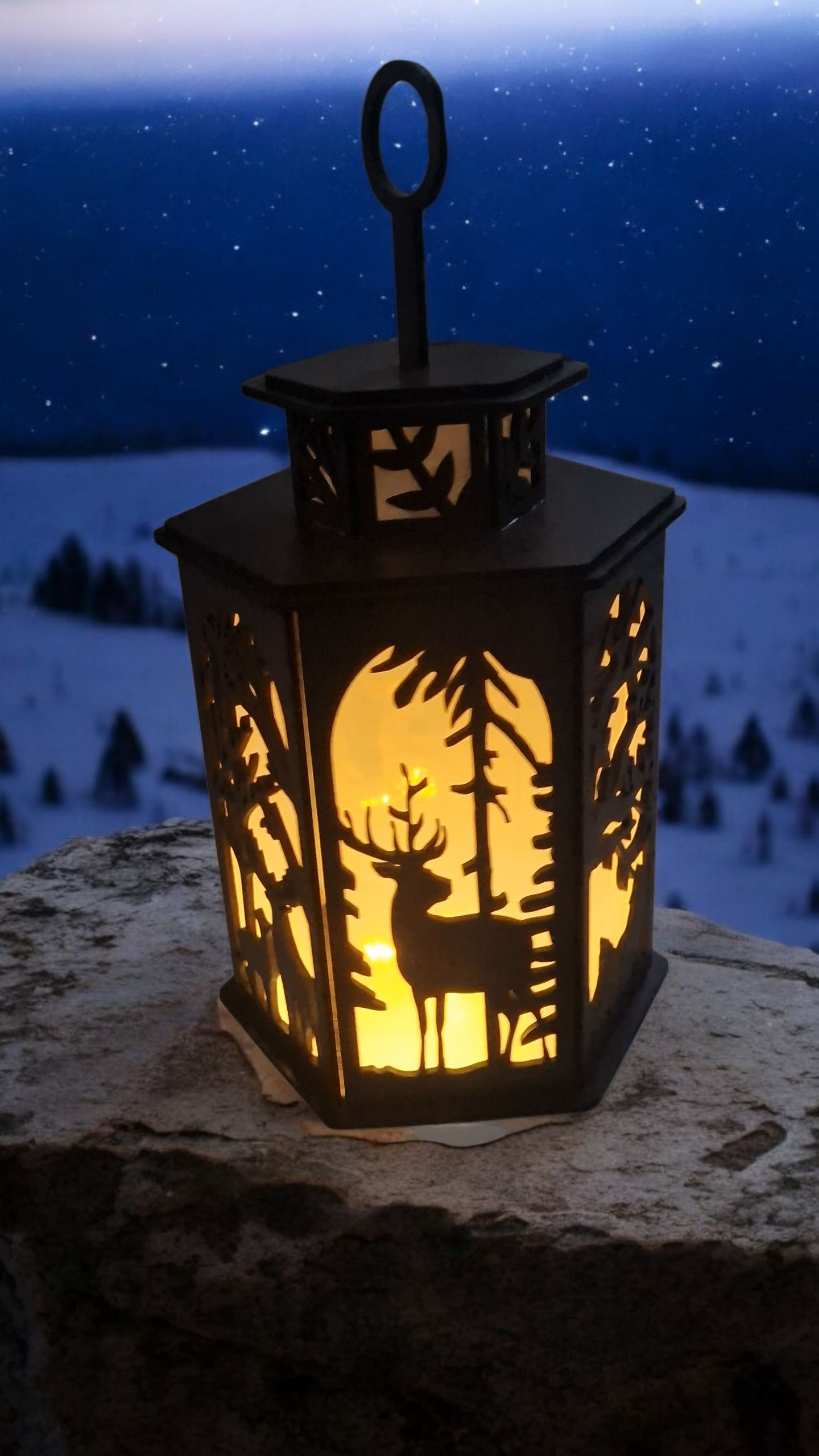 Rustikale Holzlaterne mit Waldmotiv